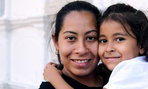 Hija joven en brazos de su madre